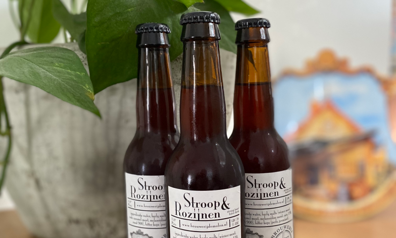 Drie flesjes Stroop & Rozijnen speciaalbier voor een plant en het VEP logo